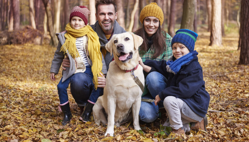 portrait-of-happy-family-during-the-autumn (1) (1)